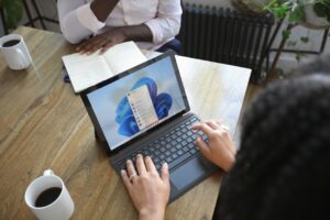 People collaborating with Microsoft 365 on a laptop